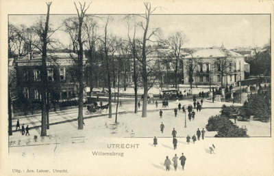 4946 Gezicht op het Moreelsepark te Utrecht met op de achtergrond de Catharijnesingel en de Rijnkade; geheel rechts de ...